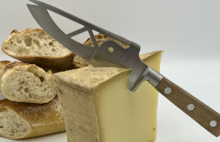 The perfect cheese knife / le parfait couteau à fromages