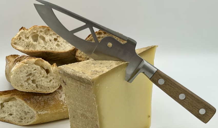 The perfect cheese knife / le parfait couteau à fromages